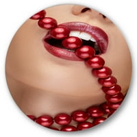 Designart 'djevojka usta sa crvenim ruž za usne grize Red Pearls' Modern Circle Metal Wall Art-disk 29